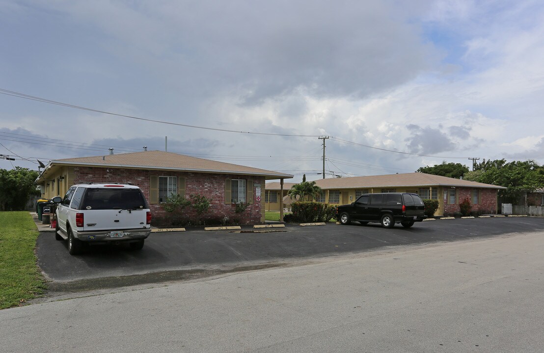 Mex-Rico Apartments in Fort Lauderdale, FL - Building Photo