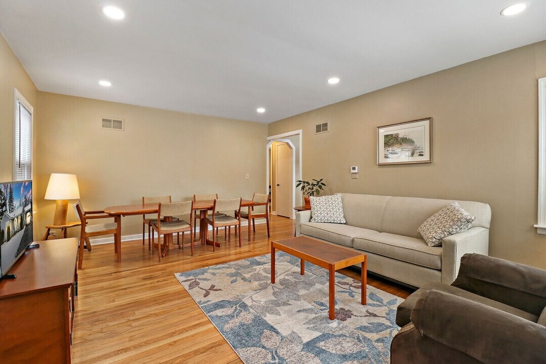 3964 Grandview Ave in Gurnee, IL - Building Photo