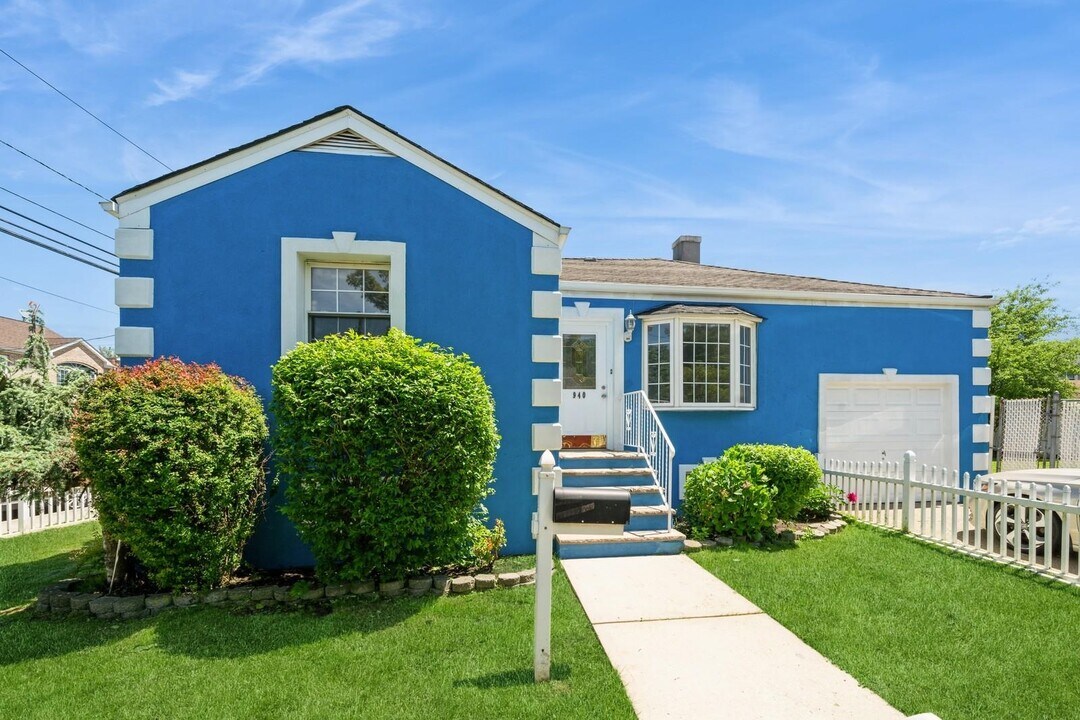 940 SCHOPMAN Dr in Secaucus, NJ - Building Photo
