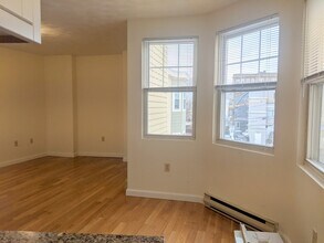 3 Holland St, Unit 3 in Somerville, MA - Building Photo - Building Photo