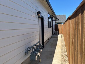 2958 NW 15th Way, Unit A in Battle Ground, WA - Building Photo - Building Photo