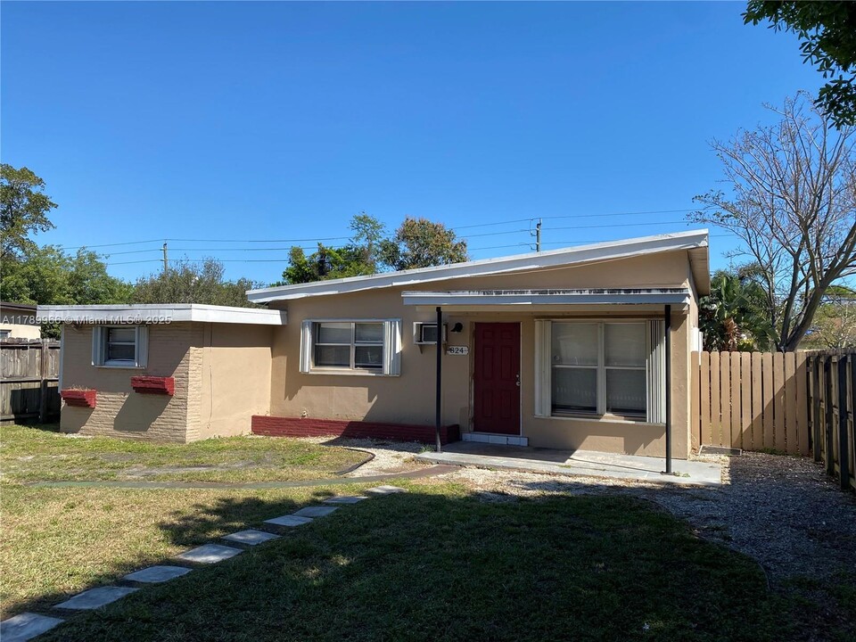 824 NW 4th Ave in Fort Lauderdale, FL - Building Photo
