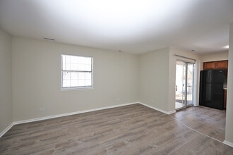 8 Gant Cir in Streamwood, IL - Building Photo - Building Photo