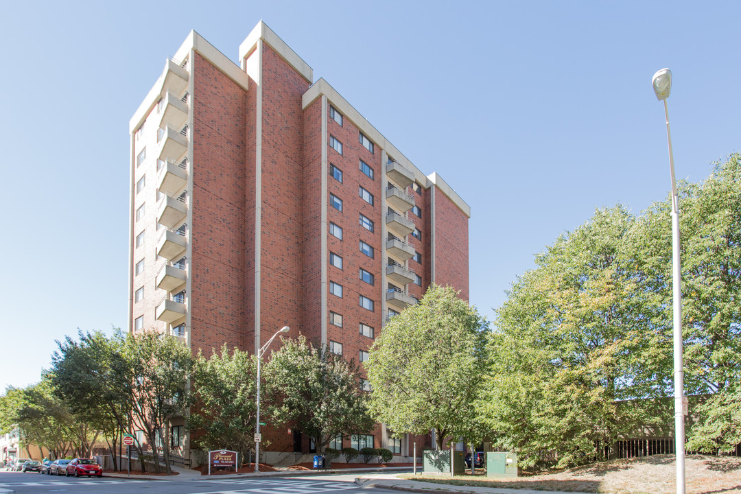 Pleasant Plaza in Malden, MA - Foto de edificio