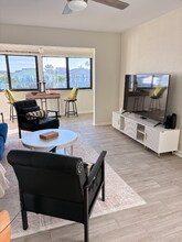 1 Windrush Blvd in Indian Rocks Beach, FL - Foto de edificio - Building Photo