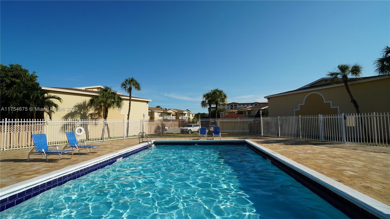 4670 NW 79th Ave, Unit 2F in Doral, FL - Foto de edificio