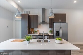 710 N 16th St, Unit 302 in Philadelphia, PA - Building Photo - Building Photo