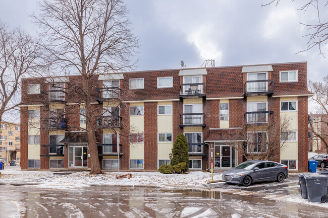 546 De Royan Rue in Laval, QC - Building Photo - Building Photo