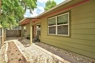 1217 Holly St in Austin, TX - Foto de edificio - Building Photo