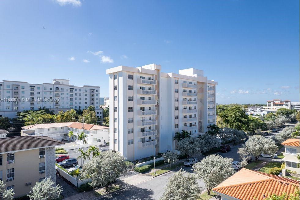 22 Salamanca Ave in Coral Gables, FL - Foto de edificio