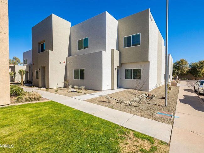 2842 E Tracy Ln in Phoenix, AZ - Building Photo - Building Photo