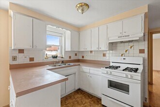 2650 W Touhy Ave in Chicago, IL - Building Photo - Building Photo
