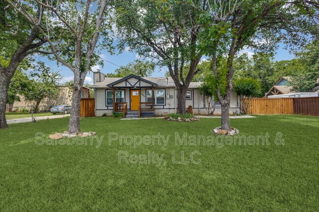 305 S Walnut St in Roanoke, TX - Building Photo - Building Photo