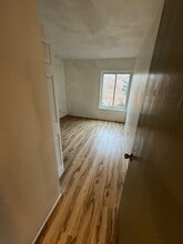 4 Manor Dr in Eldridge, IA - Foto de edificio - Building Photo