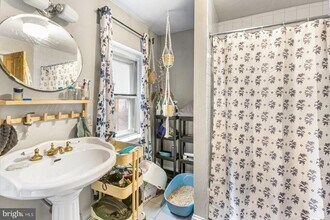 214 Monroe St-Unit -REAR in Philadelphia, PA - Building Photo - Building Photo