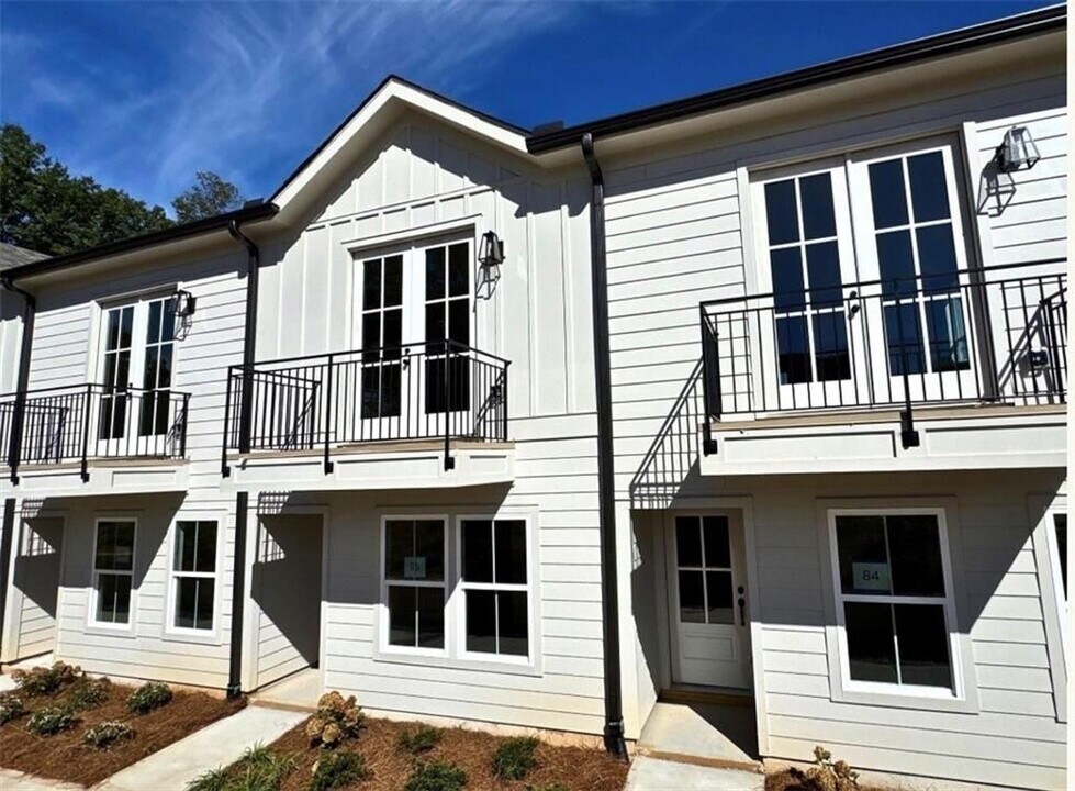 1393 Breezy Cir in Atlanta, GA - Building Photo