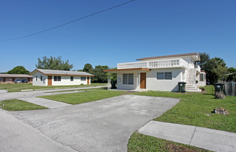 317-325 NW 40th St in Oakland Park, FL - Building Photo - Building Photo