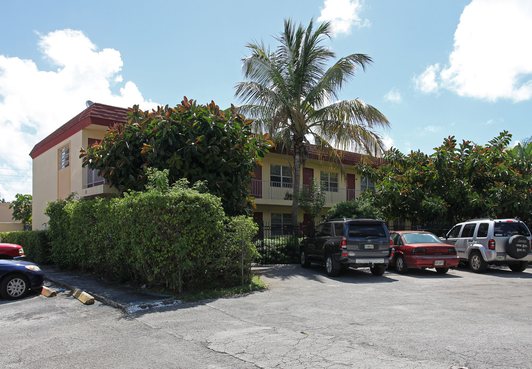 Gem Cove in Oakland Park, FL - Building Photo