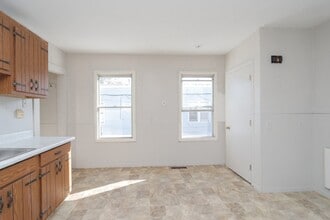 32 Parker St, Unit 2A in Springfield, MA - Foto de edificio - Building Photo