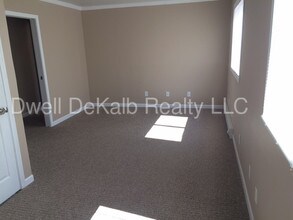 820 Edgebrook Dr-Unit -8 in Dekalb, IL - Building Photo - Building Photo