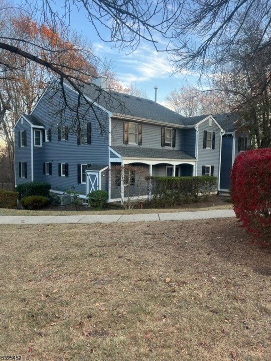 147 Countryside Dr in Basking Ridge, NJ - Building Photo