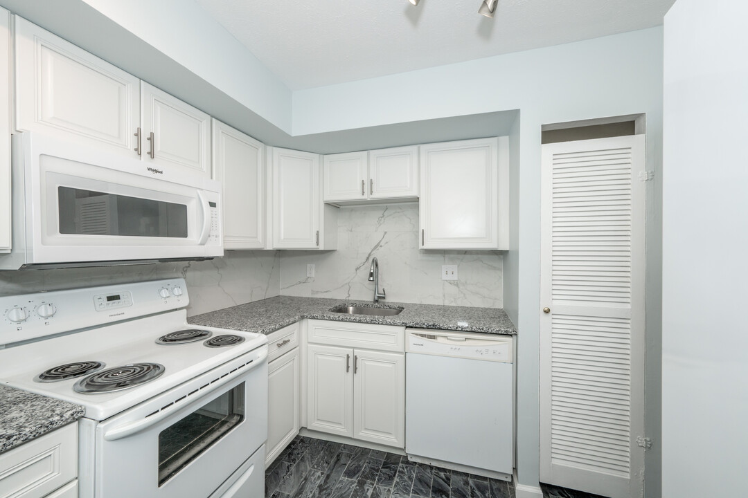 7752 Montgomery Rd, Unit 73 in Cincinnati, OH - Building Photo