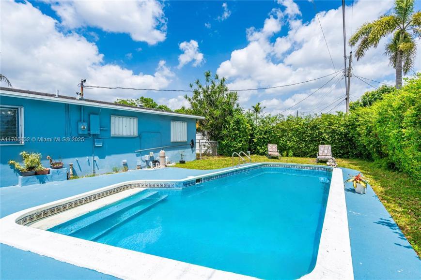 721 SW 64th Terrace in Pembroke Pines, FL - Building Photo