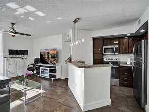 457 Vista Isles Dr in Plantation, FL - Building Photo - Building Photo