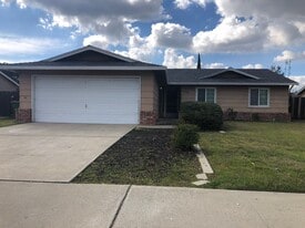 2825 Crowell Rd in Turlock, CA - Building Photo