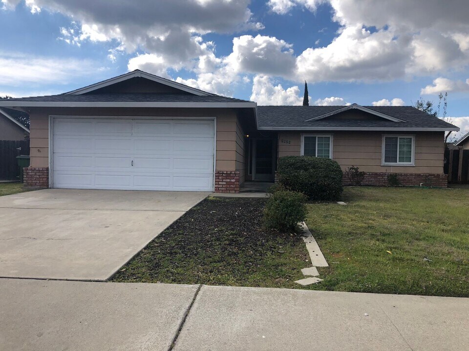 2825 Crowell Rd in Turlock, CA - Building Photo