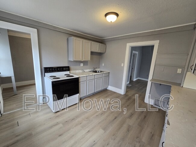 714 W 1st St in Waterloo, IA - Building Photo - Building Photo