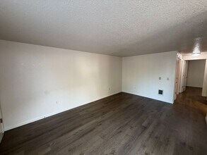 901 Bryan Ct in Silverton, OR - Building Photo - Building Photo
