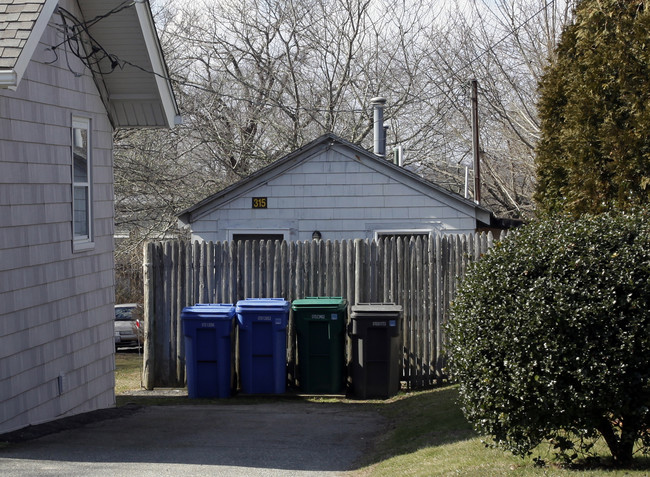 313 Wolcott Ave in Middletown, RI - Building Photo - Building Photo