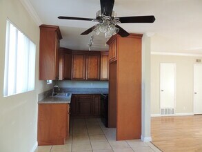 Chateau Whitsett Apartments in North Hollywood, CA - Building Photo - Building Photo