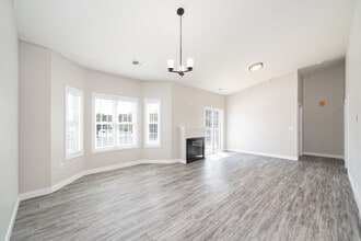 Empire Chateaus in Bloomington, IL - Foto de edificio - Interior Photo
