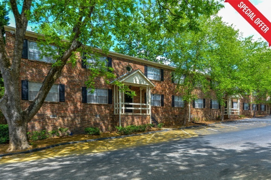 Stratford Arms in Riverdale, GA - Building Photo