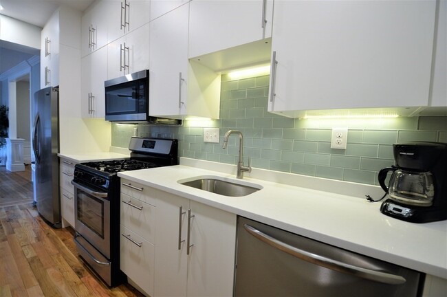 1657 Commonwealth Ave, Unit 7 in Boston, MA - Building Photo - Building Photo