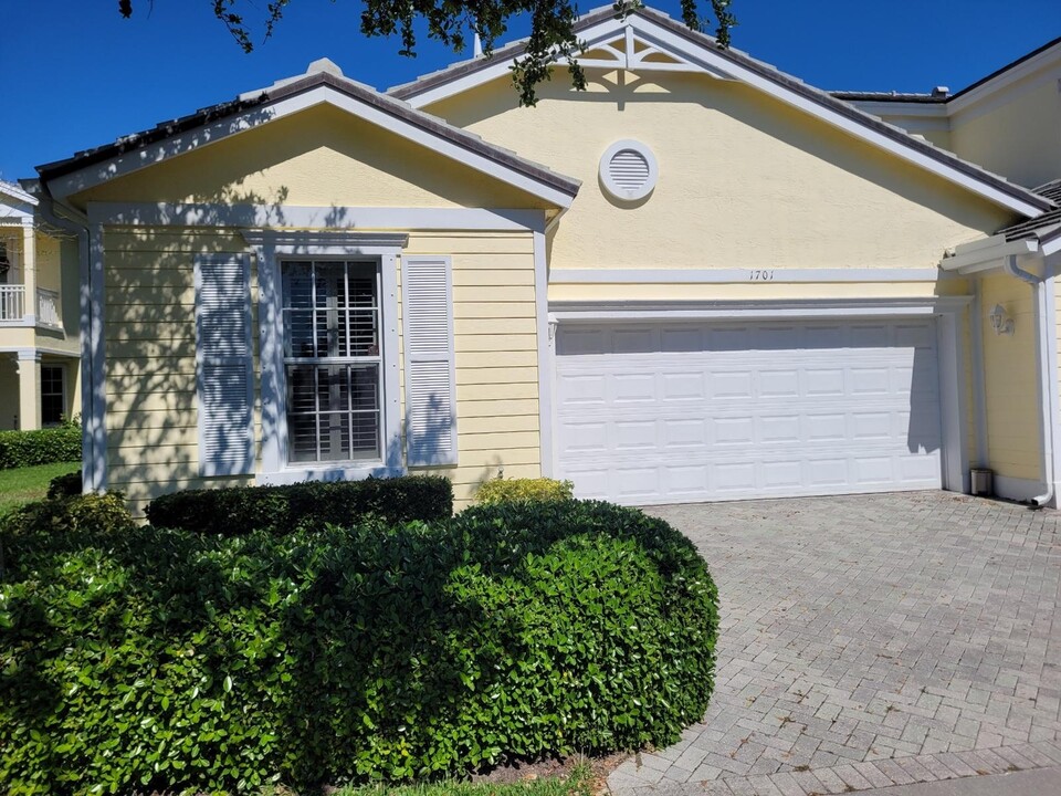 1701 Mariner Bay Blvd in Fort Pierce, FL - Building Photo