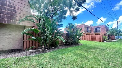 1715 Park Meadows Dr in Ft. Myers, FL - Building Photo - Building Photo