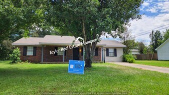 50 Holt Ct in Florence, AL - Building Photo