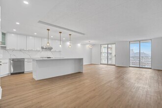 1055 River Rd in Edgewater, NJ - Building Photo - Building Photo