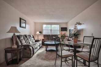 Hudson Gardens in Hudson, NH - Building Photo - Interior Photo