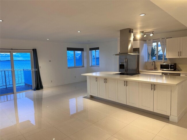 1790 S Treasure Dr in North Bay Village, FL - Building Photo - Building Photo