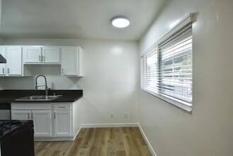 1422 Gordon St, Unit 05 in Los Angeles, CA - Building Photo - Building Photo