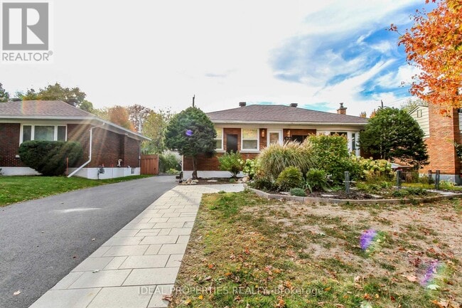 2034 Saunderson Dr in Ottawa, ON - Building Photo - Building Photo