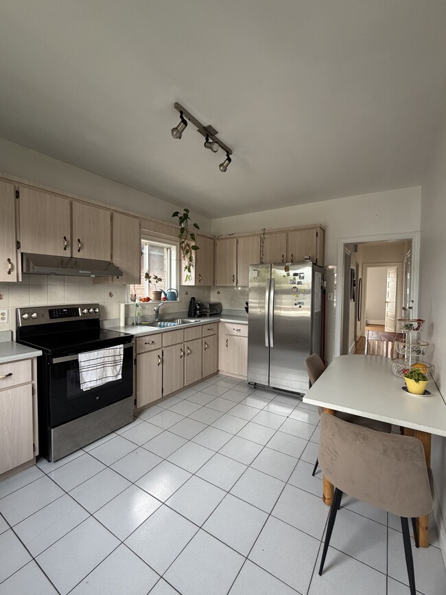 573 Ossington Ave