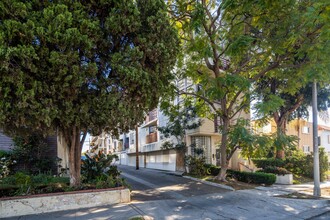 1270 Granville Ave in Los Angeles, CA - Foto de edificio - Primary Photo