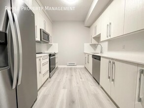 25 Creekstone Dr SW in Calgary, AB - Building Photo - Building Photo