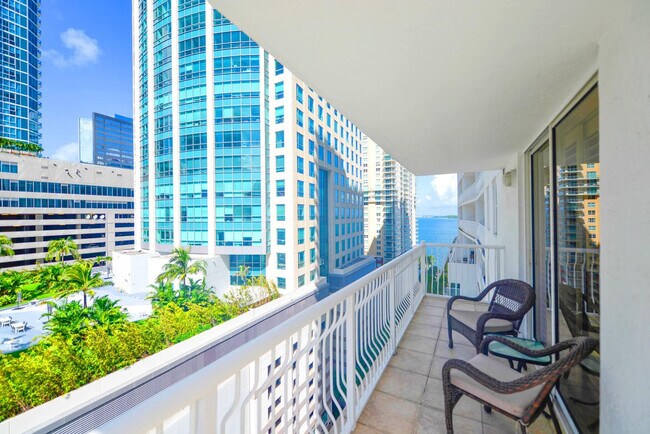 1200 Brickell Bay Dr in Miami, FL - Building Photo - Building Photo