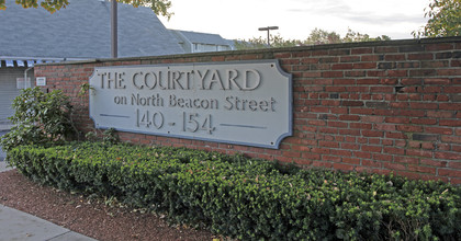 Courtyard at North Beacon in Brighton, MA - Foto de edificio - Building Photo